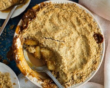 Banoffee crumble. Soft bananas layered generously with a thick caramel and topped with a lightly spiced golden crumble topping. Perfect autumnal baking! Recipe by movers and bakers