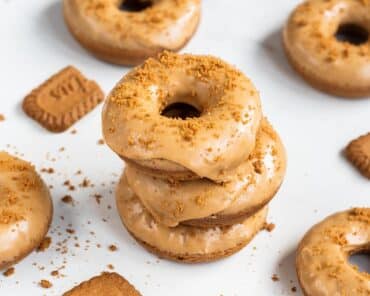 My Biscoff donuts are quick, fluffy and dunked in a gorgeous Biscoff glaze. Yum! Recipe by movers and bakers
