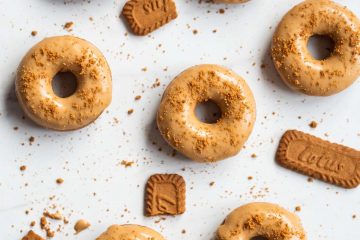 My Biscoff donuts are quick, fluffy and dunked in a gorgeous Biscoff glaze. Yum! Recipe by movers and bakers