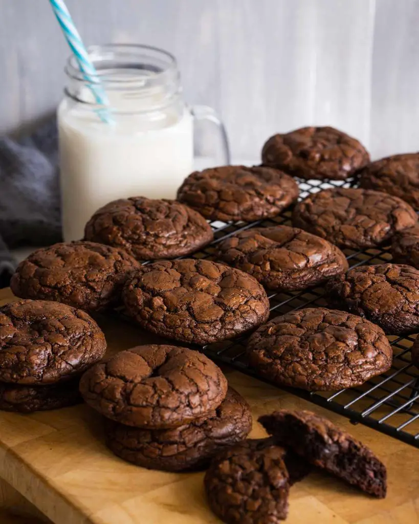 Brownie crinkle cookies aka brookies are the ultimate combination of two incredible bakes! All the fudgy crinkly delights of a brownie in a chewy cookie. Pure heaven! Recipe by movers and bakers