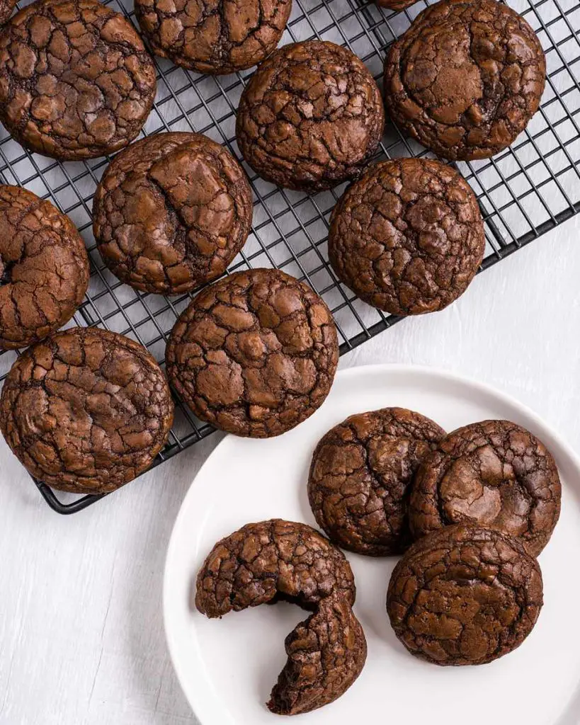 Baked and cooled, the brownie crinkle cookies are ready to be enjoyed! Recipe by movers and bakers