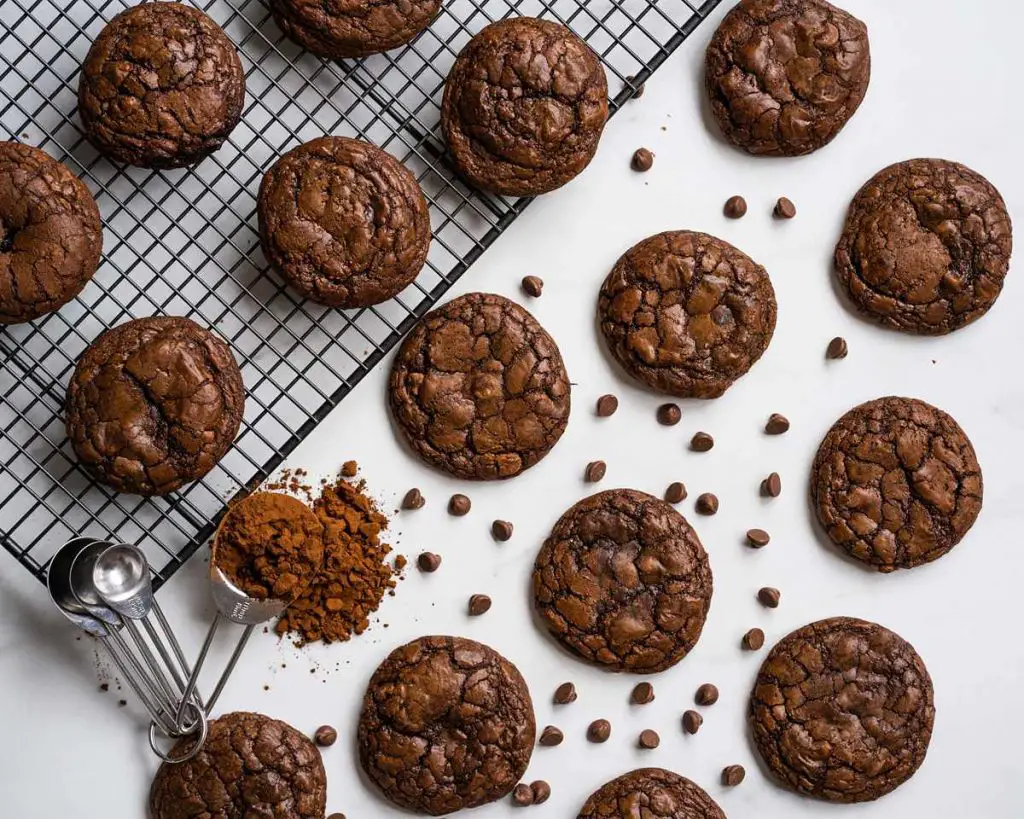 Brownie crinkle cookies aka brookies are the ultimate combination of two incredible bakes! All the fudgy crinkly delights of a brownie in a chewy cookie. Pure heaven! Recipe by movers and bakers