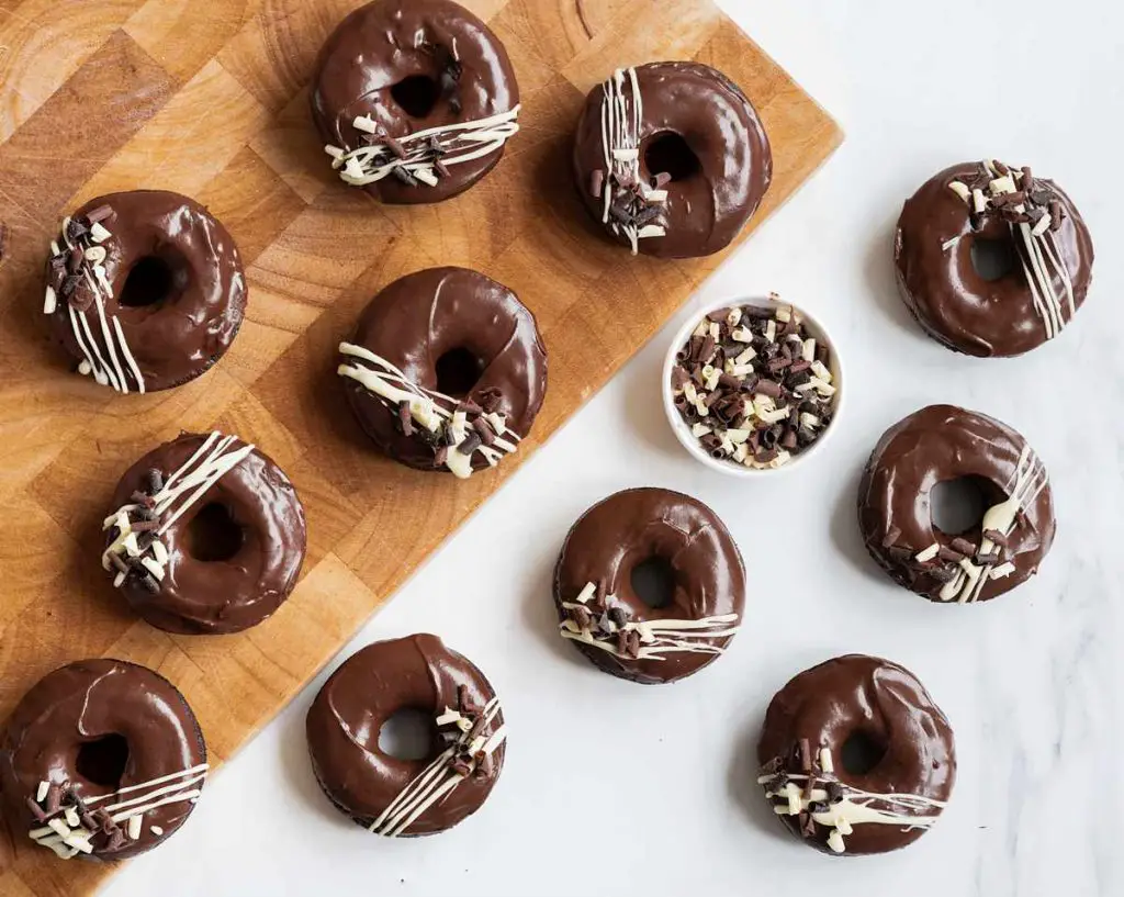 My absolute favourite and a chocoholic's dream: chocolate fudge doughnuts! Recipe by movers and bakers