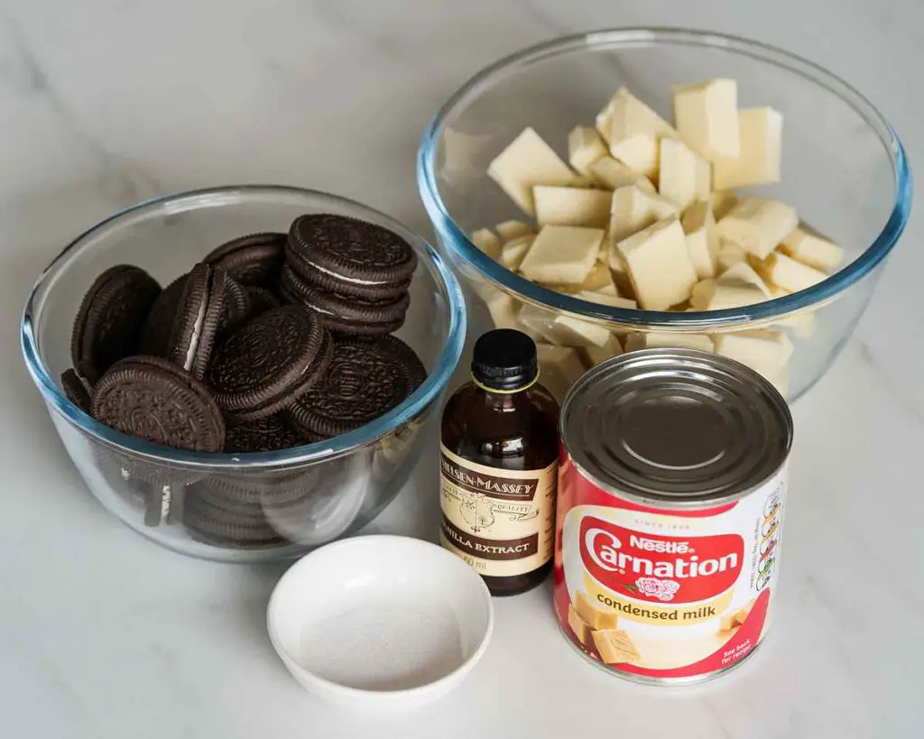 Ingredients to make Oreo fudge: white chocolate, condensed milk, vanilla extract, salt and Oreo biscuits. Recipe by movers and bakers