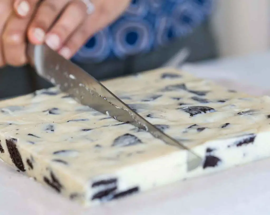 Time to cut the Oreo fudge into pieces! Recipe by movers and bakers