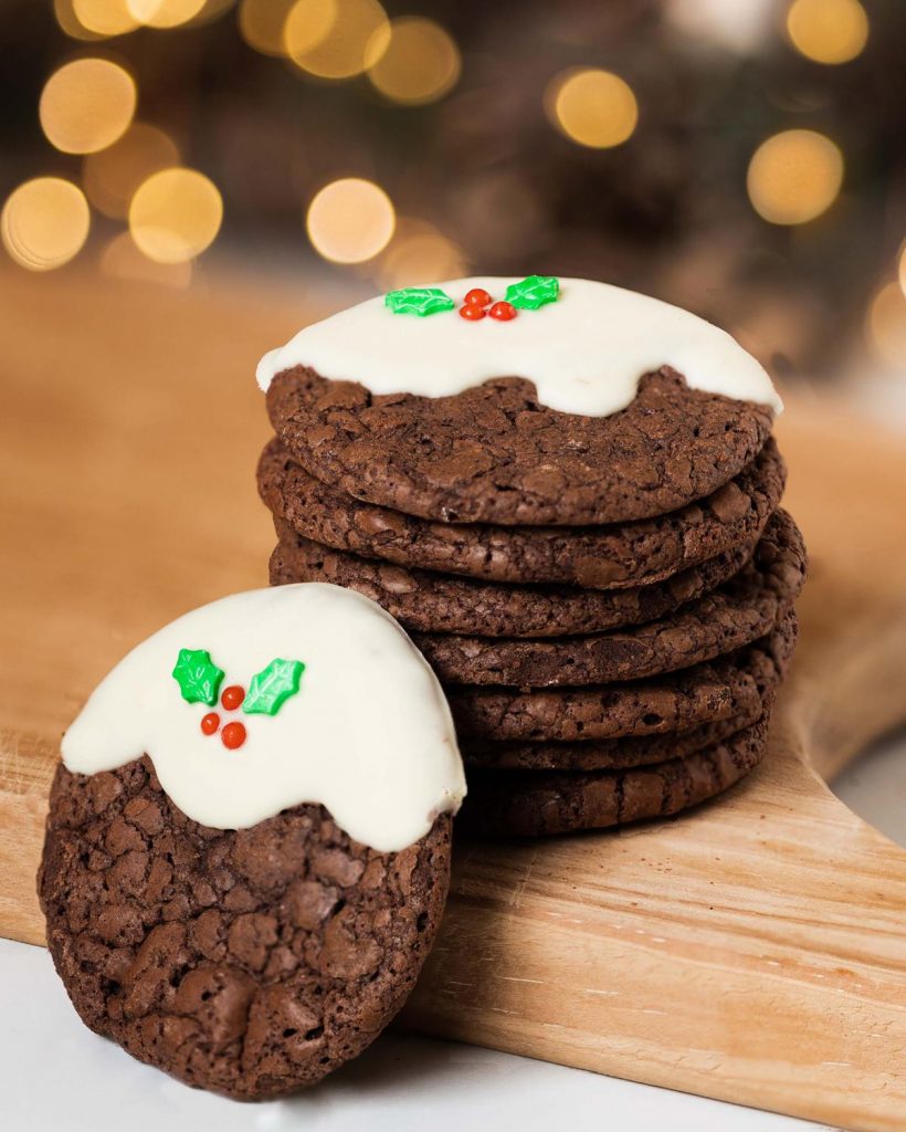These Christmas pudding cookies are not only adorably cute, but a deliciously chewy combination of brownies and cookies! Recipe by movers and bakers