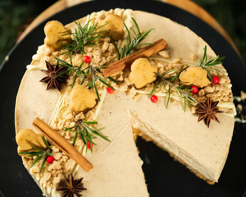 Gingerbread cheesecake. A no bake Christmas cheesecake with a ginger biscuit base and warmly spiced gingerbread cheesecake filling. This no bake cheesecake will have everyone coming back for seconds! Recipe by movers and bakers