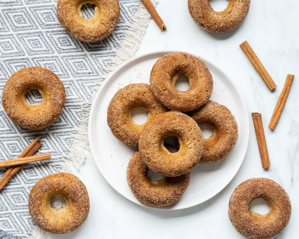 Easy baked eggless donut recipe with cinnamon sugar topping: step by step instructions #moversandbakers #egglessdonuts #cinnamonsugardonuts #recipeforegglessdonuts