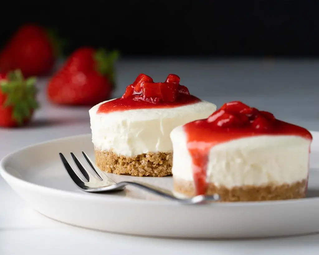 Mini no bake strawberry cheesecakes. A crumbly biscuit base, creamy no bake cheesecake filling and a rich strawberry topping. Recipe by movers and bakers