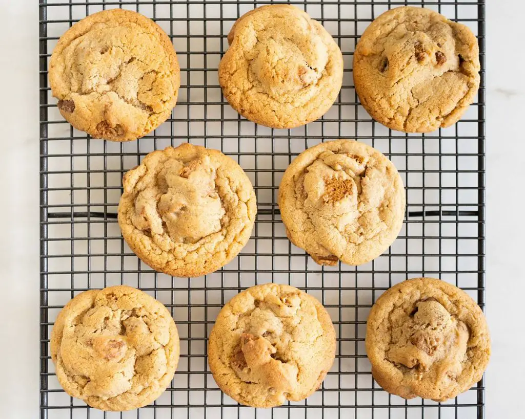 Cooling cookies before enjoying them! Recipe by movers and bakers