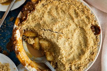 Banoffee crumble. Soft bananas layered generously with a thick caramel and topped with a lightly spiced golden crumble topping. Perfect autumnal baking! Recipe by movers and bakers
