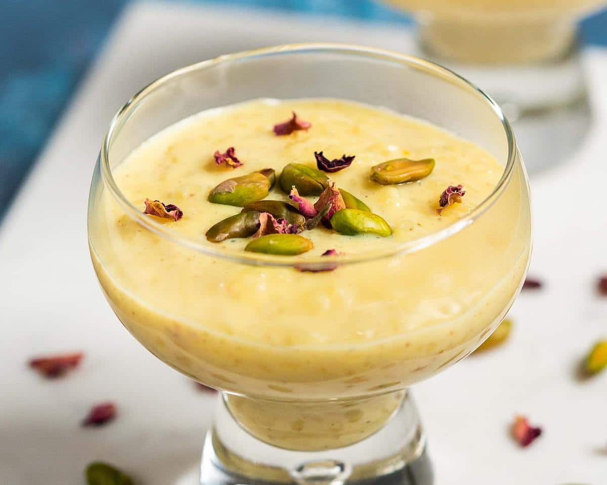Indian rice pudding, with the beautiful flavours of cardamom, saffron and pistachio in a smooth and creamy comforting dessert. Recipe by movers and bakers