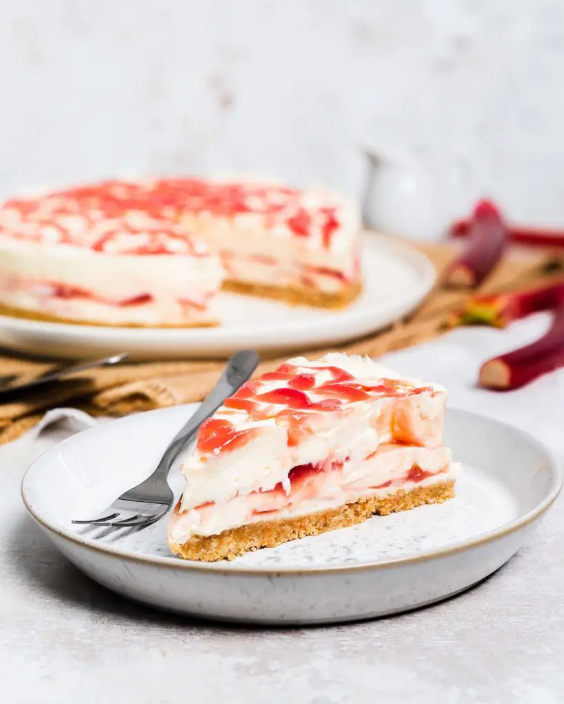 Rhubarb cheesecake. Tangy vanilla cheesecake with delicious swirls of rhubarb throughout make this pretty cheesecake perfect for any occasion! Recipe by movers and bakers