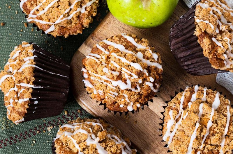Apple Cinnamon Muffins with Crumble Topping