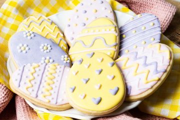 Easter sugar cookies. Easy to make and fun to decorate buttery vanilla biscuits for Easter, perfect to let your creativity shine! Recipe by movers and bakers