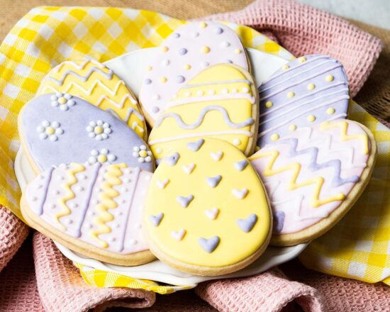 Easter sugar cookies. Easy to make and fun to decorate buttery vanilla biscuits for Easter, perfect to let your creativity shine! Recipe by movers and bakers