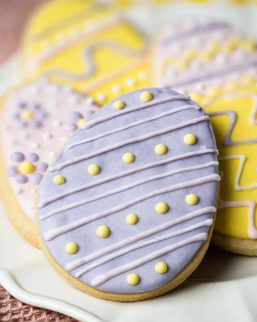 Easter sugar cookies. Easy to make and fun to decorate buttery vanilla biscuits for Easter, perfect to let your creativity shine! Recipe by movers and bakers