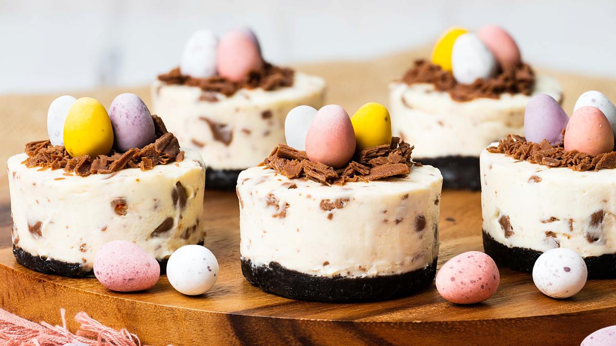 My mini egg cheesecakes are perfectly adorable, individual cheesecakes with a chocolate biscuit base, a creamy cheesecake filling packed with mini eggs, and a chocolate nest with even more mini eggs to decorate. Heavenly! Recipe by movers and bakers