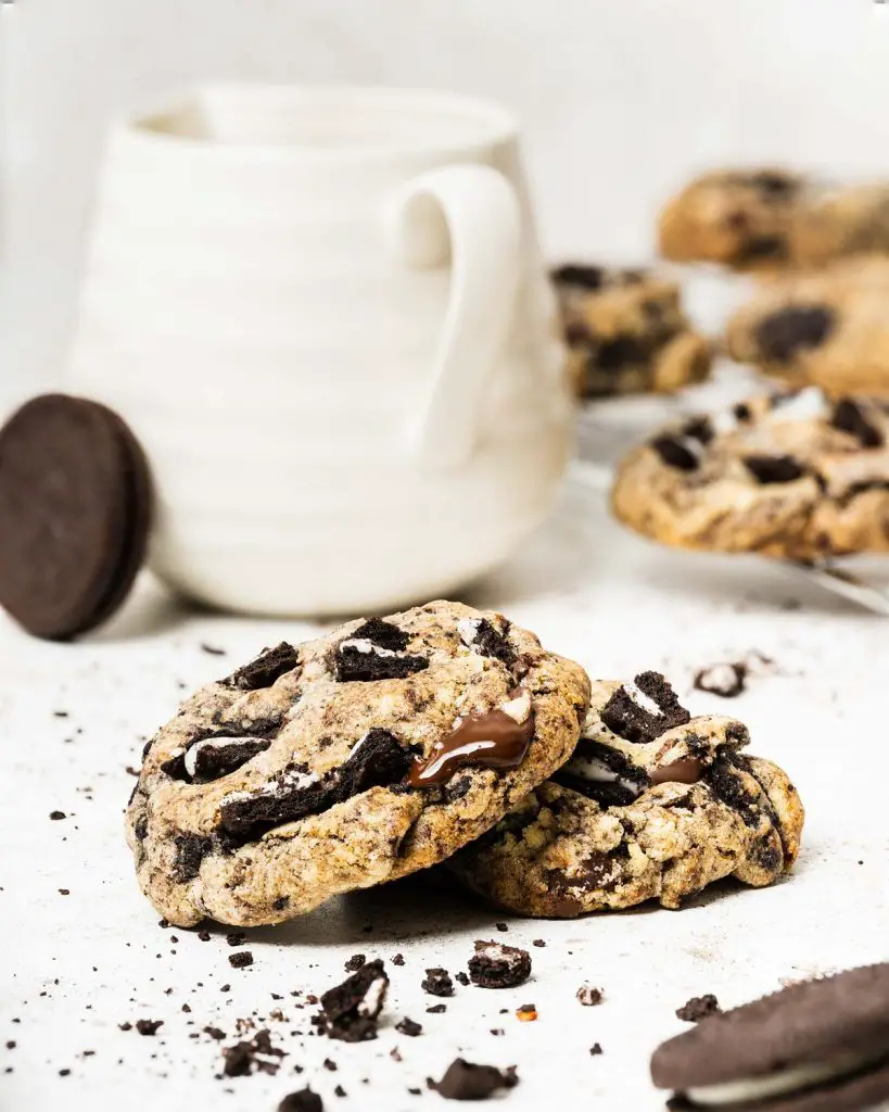 My chewy chocolate chip Oreos cookies are packed with delicious Oreos and plenty of melting dark chocolate chunks. Everyone's favourite cookie! Recipe by movers and bakers