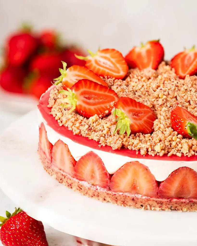 My strawberry cheesecake crunch is the perfect summertime dessert! Crunchy, creamy, fruity and fresh, not to mention oh so pretty, this is a dessert everyone is sure to love! Recipe by movers and bakers