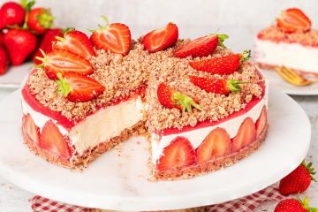 My strawberry cheesecake crunch is the perfect summertime dessert! Crunchy, creamy, fruity and fresh, not to mention oh so pretty, this is a dessert everyone is sure to love! Recipe by movers and bakers