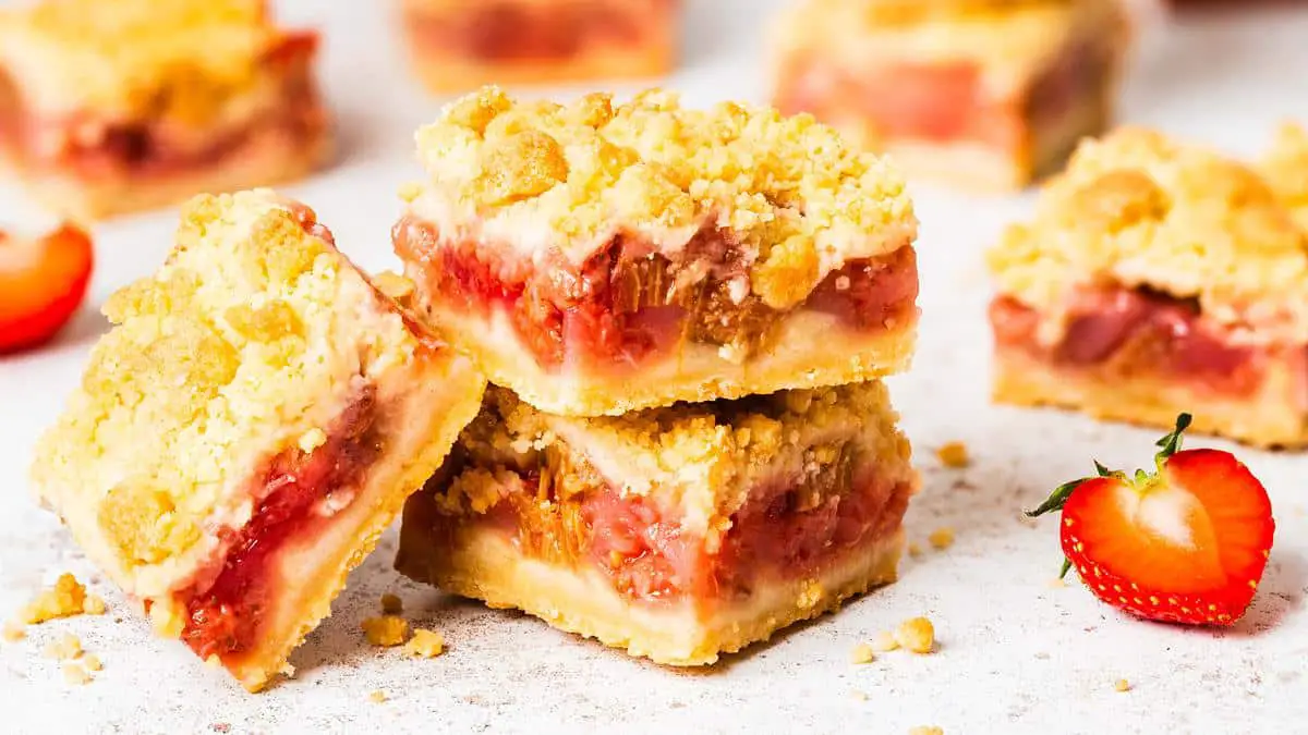 Strawberry Rhubarb Crumble Bars