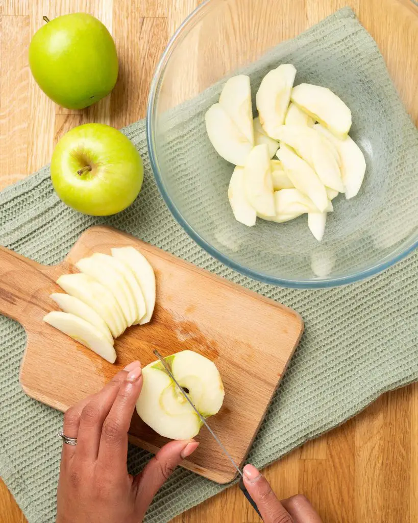 Slice the peeled and cored apples thinly...