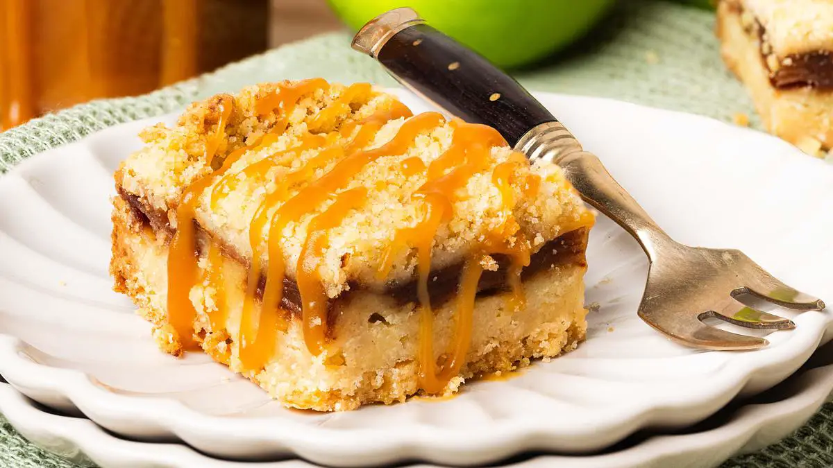 Easy Caramel Apple Bars