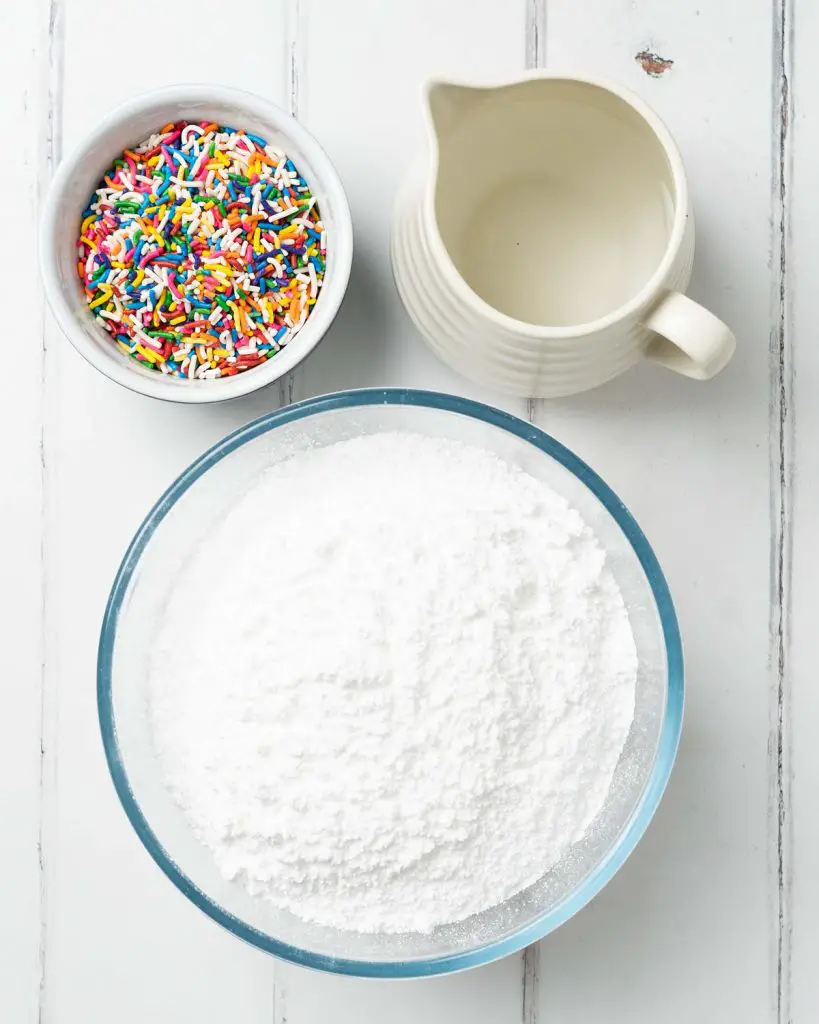 Ingredients for the decoration: icing (powdered) sugar, water and sprinkles. Recipe by movers and bakers