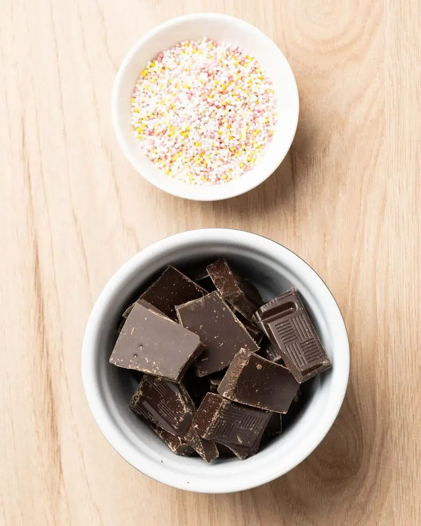 Ingredients for the decoration: chocolate and sprinkles. Recipe by movers and bakers