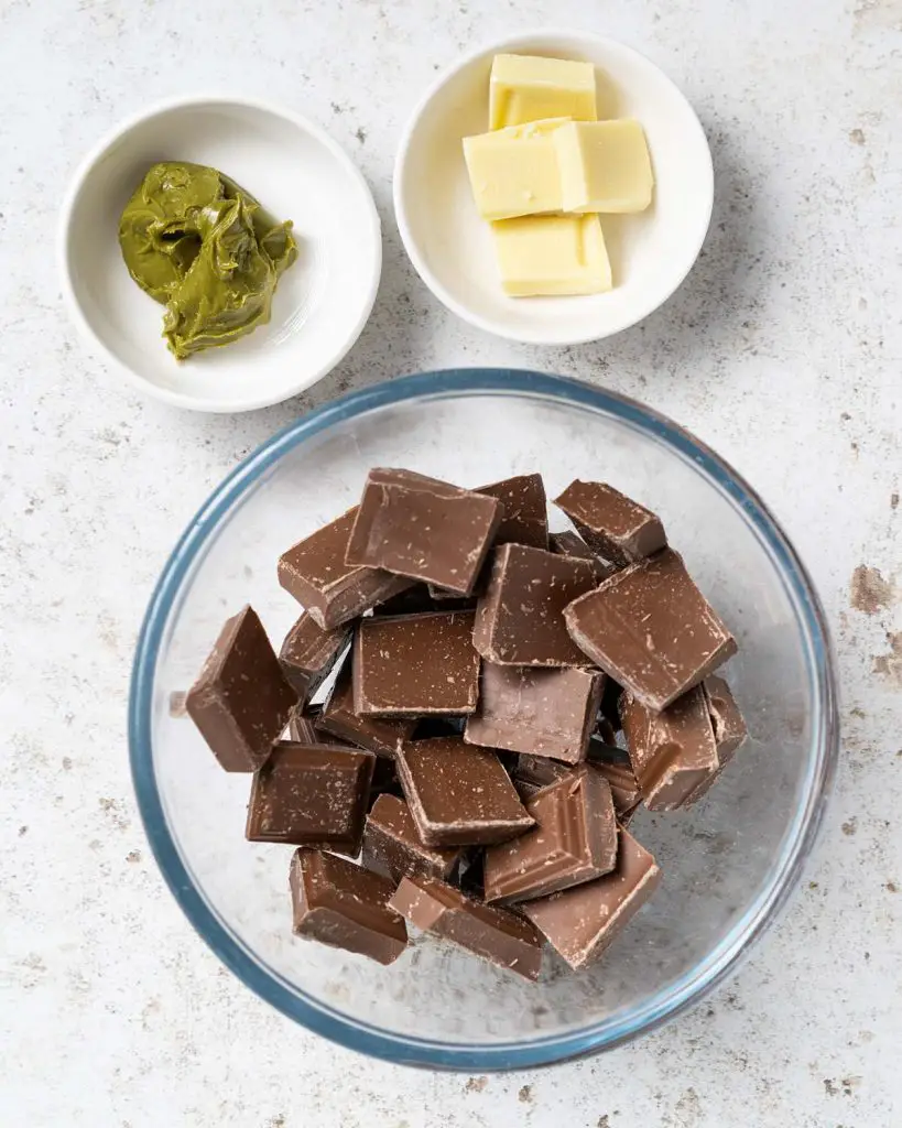 Topping ingredients: milk chocolate, white chocolate and pistachio cream. Recipe by movers and bakers