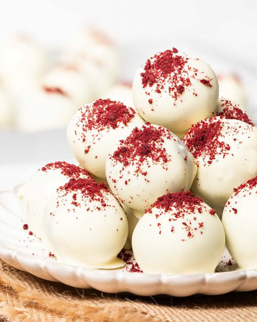 These red velvet cake truffles are simply delicious and deliciously simple to make! They require only four ingredients and are perfect for gifting or just enjoying as a homemade treat! Recipe by movers and bakers