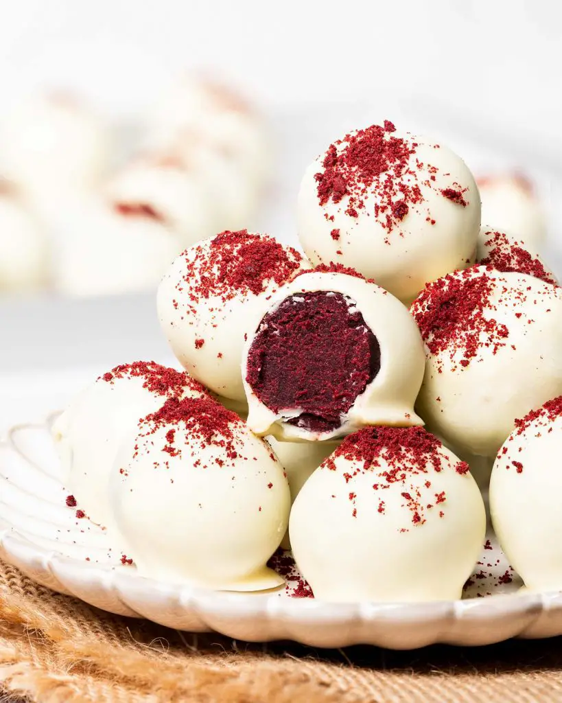 These red velvet cake truffles are simply delicious and deliciously simple to make! They require only four ingredients and are perfect for gifting or just enjoying as a homemade treat! Recipe by movers and bakers