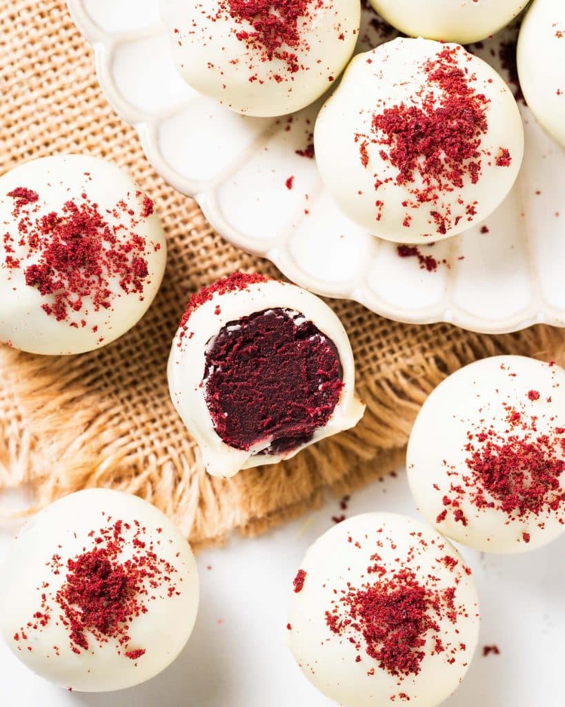These red velvet cake truffles are simply delicious and deliciously simple to make! They require only four ingredients and are perfect for gifting or just enjoying as a homemade treat! Recipe by movers and bakers