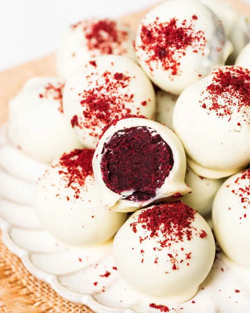 These red velvet cake truffles are simply delicious and deliciously simple to make! They require only four ingredients and are perfect for gifting or just enjoying as a homemade treat! Recipe by movers and bakers