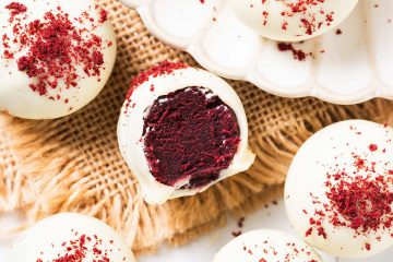 These red velvet cake truffles are simply delicious and deliciously simple to make! They require only four ingredients and are perfect for gifting or just enjoying as a homemade treat! Recipe by movers and bakers