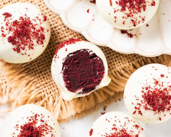 These red velvet cake truffles are simply delicious and deliciously simple to make! They require only four ingredients and are perfect for gifting or just enjoying as a homemade treat! Recipe by movers and bakers