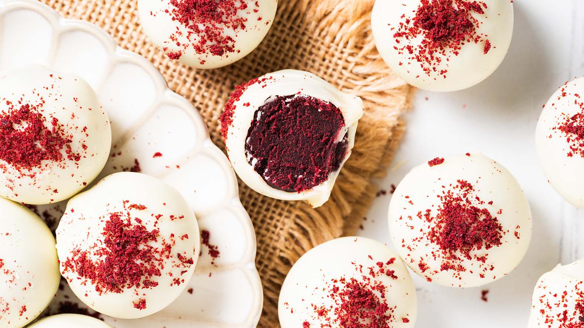 These red velvet cake truffles are simply delicious and deliciously simple to make! They require only four ingredients and are perfect for gifting or just enjoying as a homemade treat! Recipe by movers and bakers