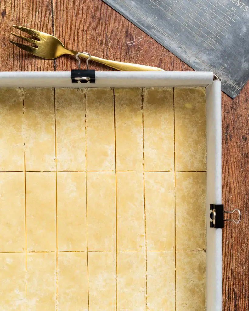 Cut the dough into slices in the tin...