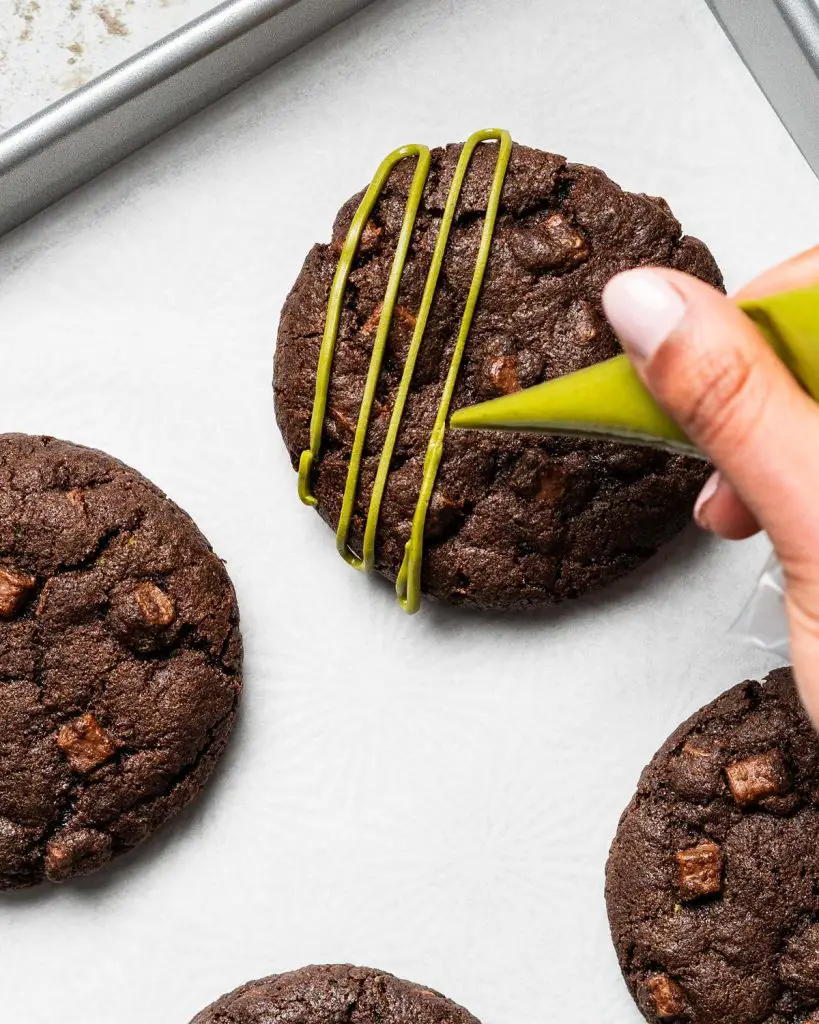 Drizzle the cookies with a little pistachio cream...