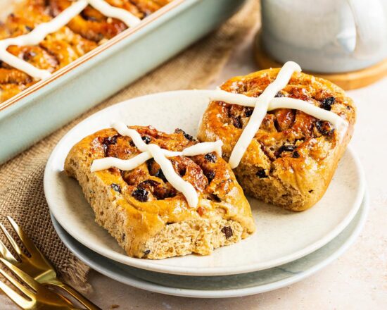 These delicious hot cross cinnamon buns have all the irresistible flavours of a hot cross bun, but in a cinnamon roll! Recipe by movers and bakers