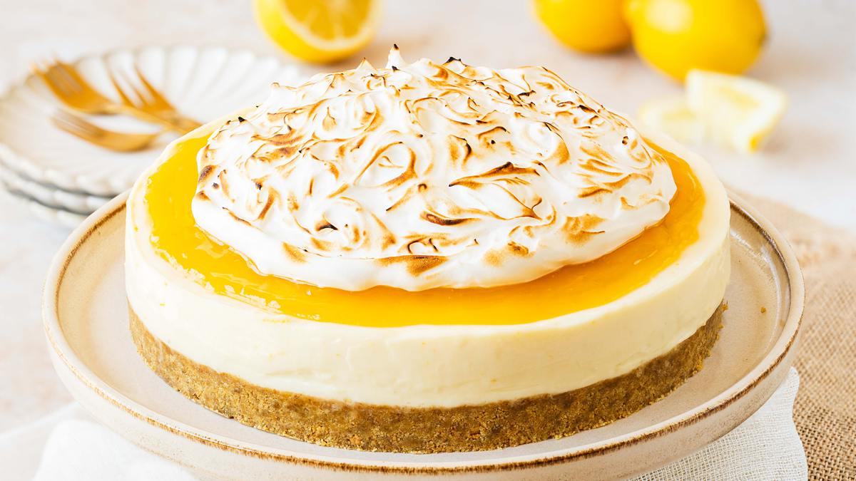 My lemon meringue cheesecake is a showstopping and summery dessert, perfect for entertaining with a bit of pizzazz! With lots of zingy lemon flavour throughout, this stunning dessert is sure to win a few hearts! Recipe by movers and bakers