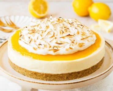 My lemon meringue cheesecake is a showstopping and summery dessert, perfect for entertaining with a bit of pizzazz! With lots of zingy lemon flavour throughout, this stunning dessert is sure to win a few hearts! Recipe by movers and bakers