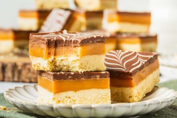 A rich, layered dessert, millionaire’s shortbread (or caramel slice) has a buttery shortbread base, a rich caramel layer, and a smooth feathered milk and white chocolate topping. A favourite, classic British bake, and with good reason too! Recipe by movers and bakers