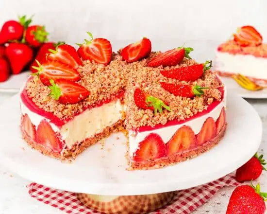 My strawberry cheesecake crunch is the perfect summertime dessert! Crunchy, creamy, fruity and fresh, not to mention oh so pretty, this is a dessert everyone is sure to love! Recipe by movers and bakers