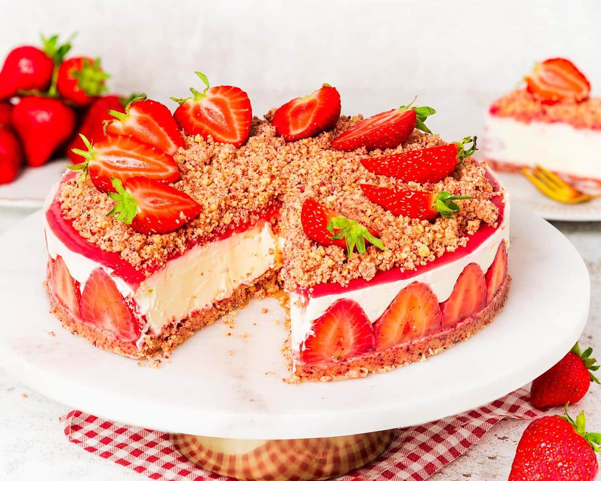 My strawberry cheesecake crunch is the perfect summertime dessert! Crunchy, creamy, fruity and fresh, not to mention oh so pretty, this is a dessert everyone is sure to love! Recipe by movers and bakers
