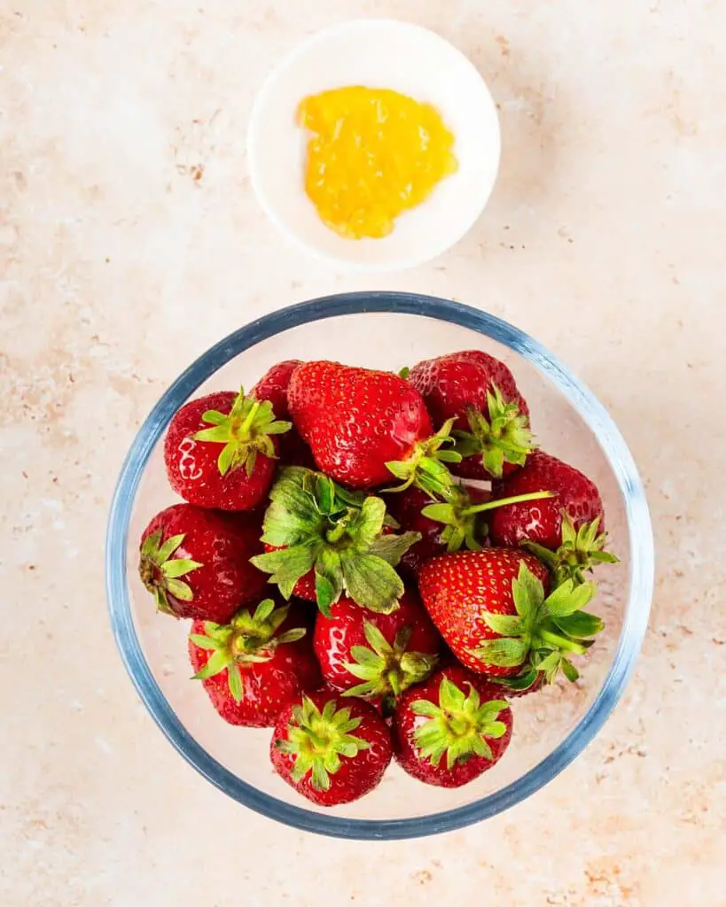 Ingredients for the topping: strawberries and apricot jam. Recipe by movers and bakers