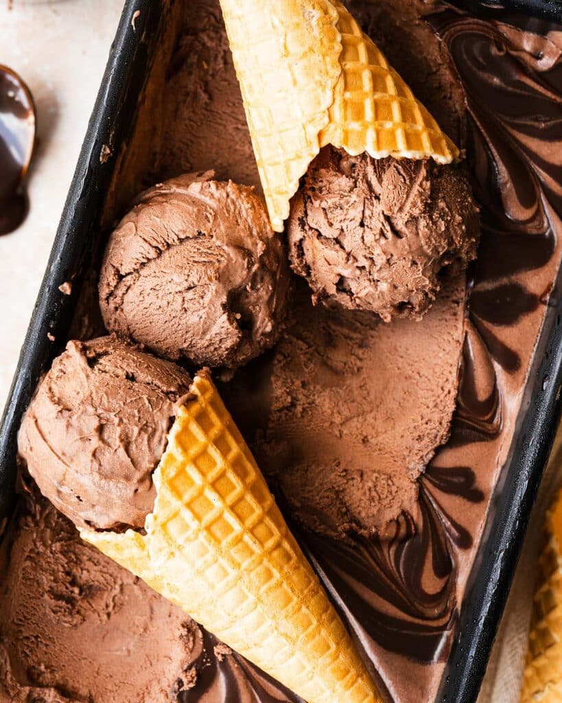 My no churn chocolate fudge ice cream is so simple to make, with just four ingredients, and is a a wonderful dessert for any chocolate lover this summer! Rich, creamy, decadent and utterly indulgent, this is an ice cream EVERYONE will love! Recipe by movers and bakers
