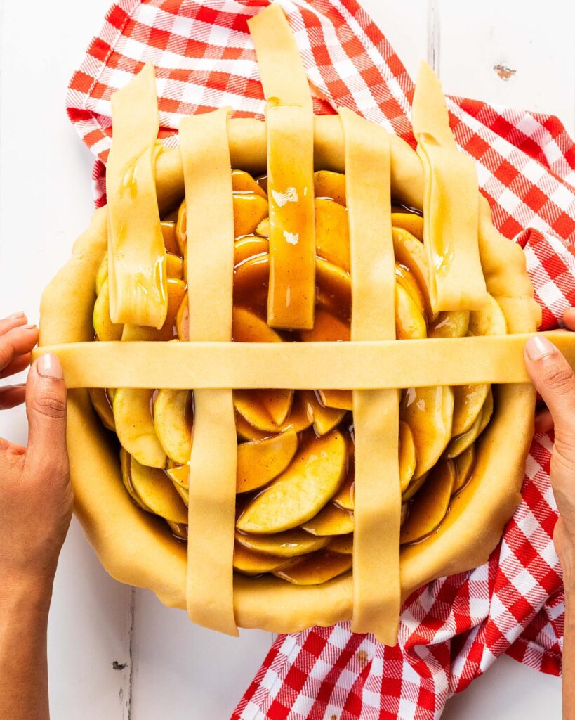 Before lifting the first, third and fifth strips to lay a strip of pastry across the vertical ones...