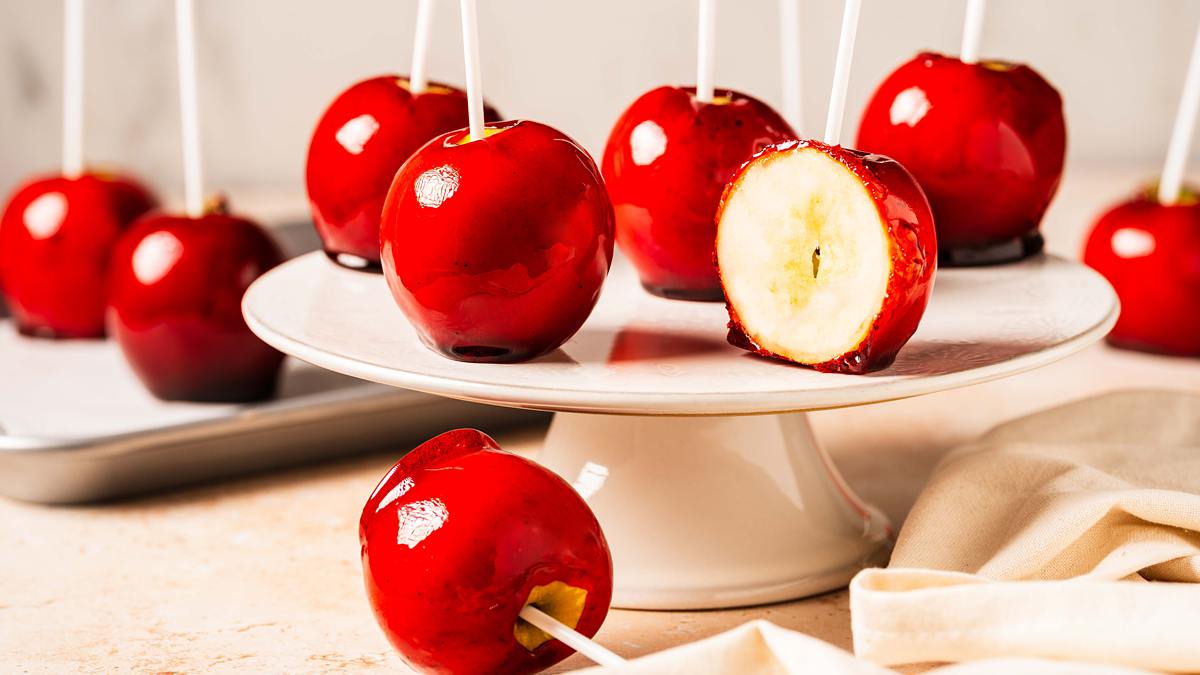 My candy apples recipe will bring back all those wonderful nostalgic childhood memories from summer fairs or bonfire night. Crisp juicy apples coated in a crunchy sugar shell, a perfect (slightly healthy!) treat! Recipe by movers and bakers